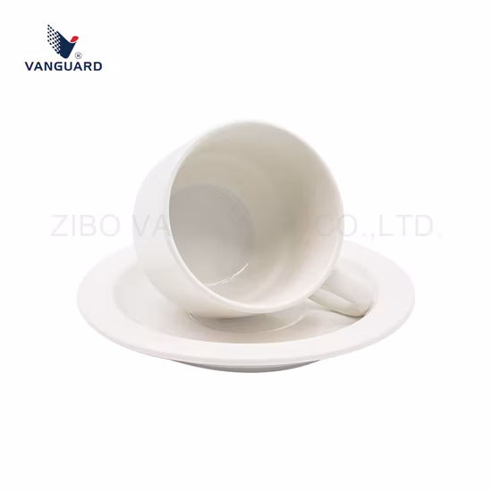 Taza de café de cerámica idílica europea y platillo con taza de café